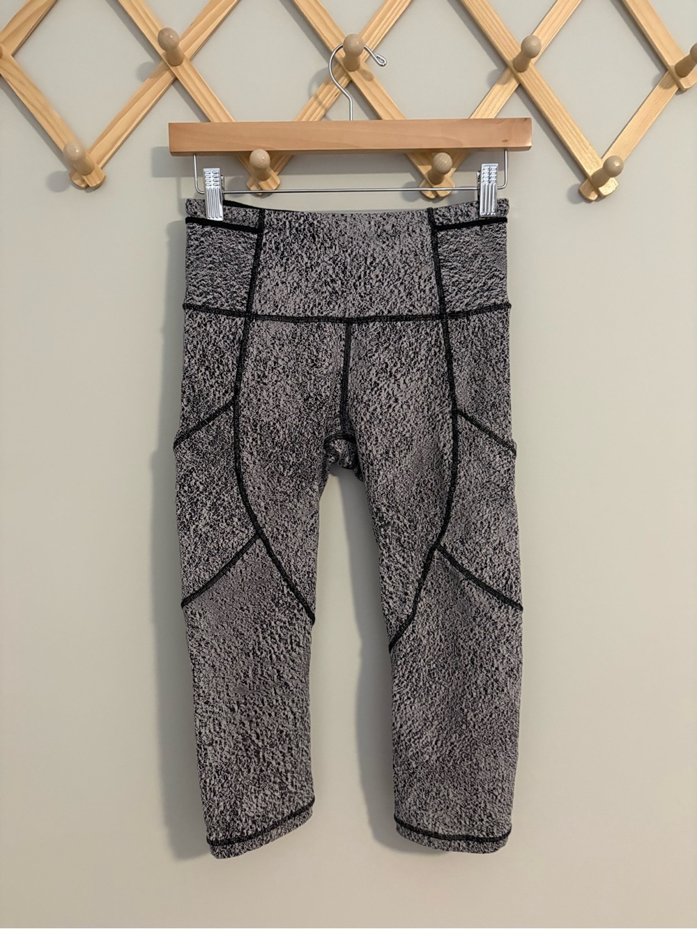 Lululemon Cropped Mesh Detail Leggings size 4